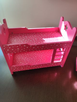 Cuna y armario de madera para muñecas. Balancín.