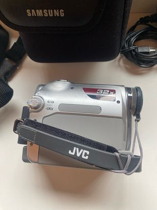 Videocámara JVC GR-D370AG con accesorios