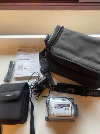 Videocámara JVC GR-D370AG con accesorios