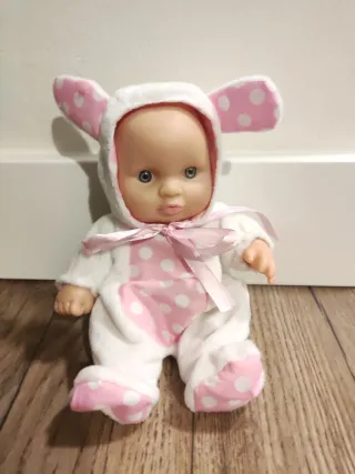 Muñeco con traje de conejito rosa