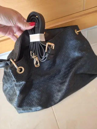 Bolso negro con logo M