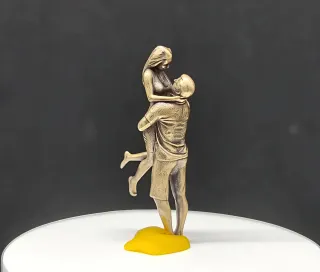 Mini statuetta coppia abbraccio felice