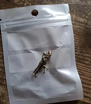 Mini statuetta coppia abbraccio felice