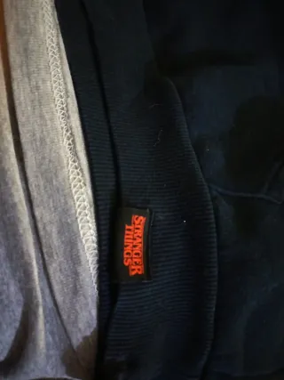 Sudadera Stranger Things Negra y Roja