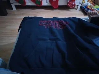 Sudadera Stranger Things Negra y Roja