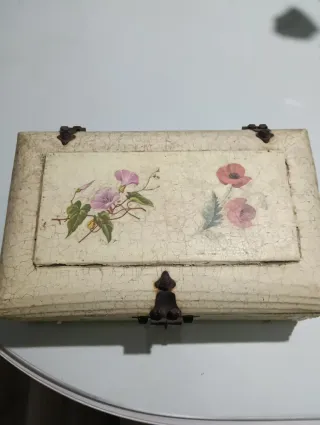 Caja antigua decorada con flores