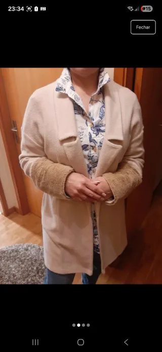 Sobretudo bege com detalhes em pelo