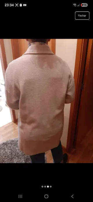 Sobretudo bege com detalhes em pelo