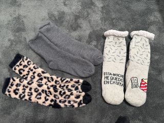Calcetines grises y de leopardo