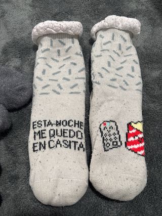 Calcetines grises y de leopardo