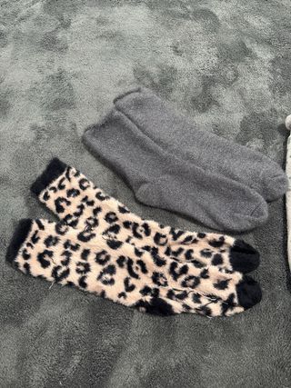 Calcetines grises y de leopardo