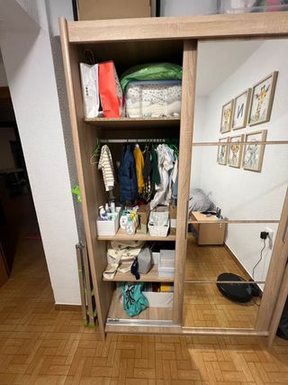 Armario puertas correderas madera y espejo