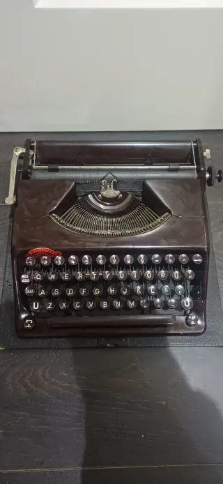 Máquina de escribir Olympia Plana Vintage