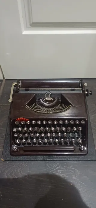 Máquina de escribir Olympia Plana Vintage