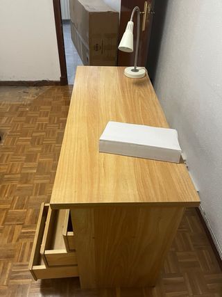 Escritorio de madera con cajones