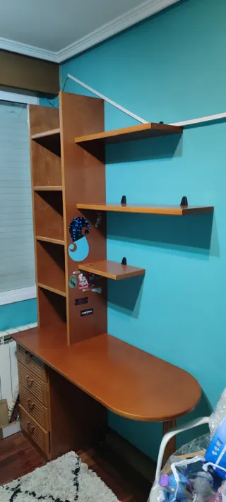 ESCRITORIO, ESTANTERIAS Y ARCÓN.