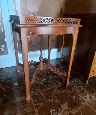 Mesa auxiliar de madera estilo té y plegable.