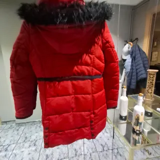 Plumero Guess Rojo. Abriga muchisimo .ideal.