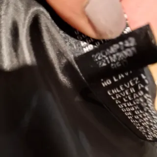 Plumero Guess Rojo. Abriga muchisimo .ideal.