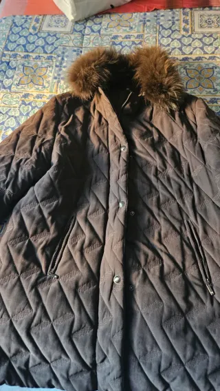 Piumino marrone con collo in pelliccia