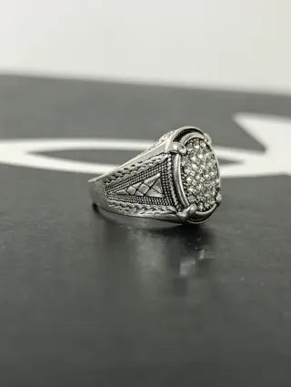 Anello uomo con zirconi