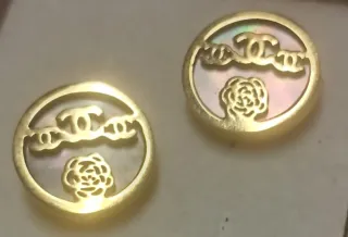Pendientes 3 Simbolos Chanel y flor Camelia baño