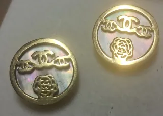 Pendientes 3 Simbolos Chanel y flor Camelia baño