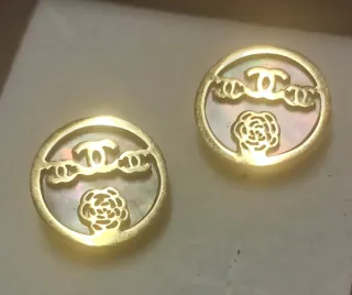 Pendientes 3 Simbolos Chanel y flor Camelia baño