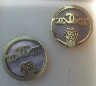 Pendientes 3 Simbolos Chanel y flor Camelia baño