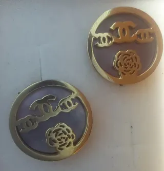 Pendientes 3 Simbolos Chanel y flor Camelia baño