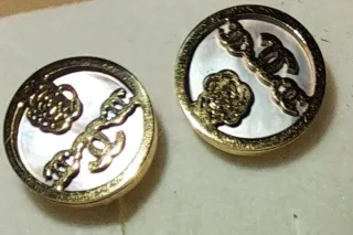 Pendientes 3 Simbolos Chanel y flor Camelia baño