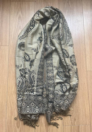 Pañuelo foulard estampado étnico dorado