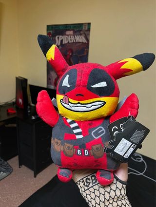 Peluche Pikachu Deadpool