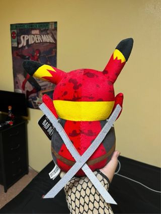 Peluche Pikachu Deadpool