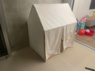 Casita de madera y tela para niños