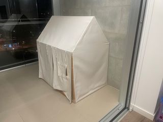 Casita de madera y tela para niños