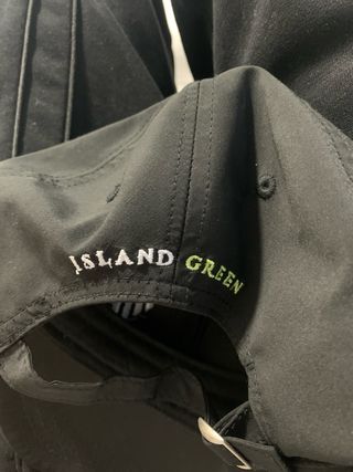 Gorra negra golf island green