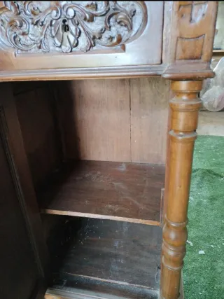 Mobile in legno e marmo intarsiato