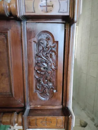 Mobile in legno e marmo intarsiato