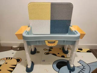 Mesa de juegos para niños con bloques