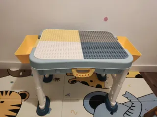 Mesa de juegos para niños con bloques