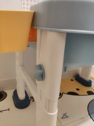 Mesa de juegos para niños con bloques