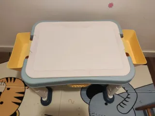Mesa de juegos para niños con bloques