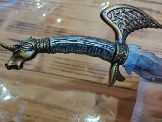 Daga decorativa con mango caracterizado de dragón