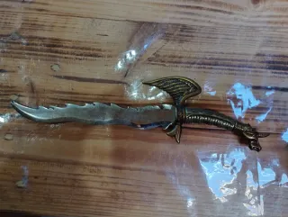 Daga decorativa con mango caracterizado de dragón