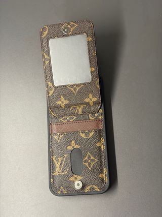 Cover iPhone 17 Pro Max porta carte LV