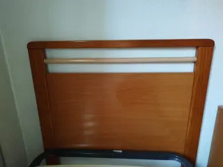 2 Camas gemelas de madera con somieres