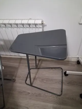 Mesa auxiliar cristal y metal gris