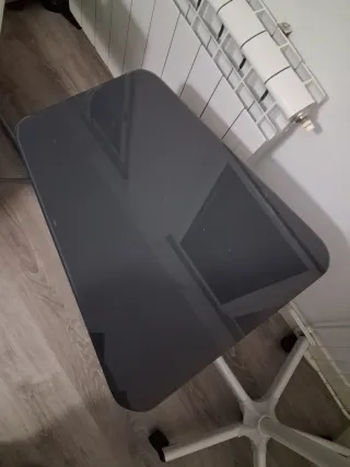 Mesa auxiliar cristal y metal gris