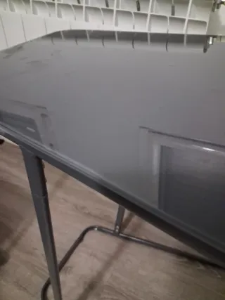 Mesa auxiliar cristal y metal gris